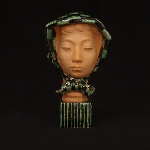 Helge Christoffersen, 1925-65, keramik: 
Kvindehoved med tørklæde. Signeret. H: 31cm