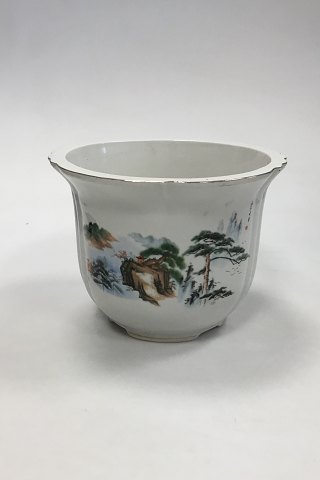 Urtepotte/urtepotteskjuler af porcelæn fremstillet i Kina. Med landskabsmotiv og guldkant