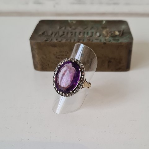 Antique 14 kt gold ring - large beautiful amethyst surrounded by numerous diamonds