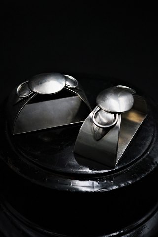 Beautiful napkin ring in strong quality in silver, Stamped. 
H:3cm. L:5,5cm. W:2,8cm. 
(1 pcs available)