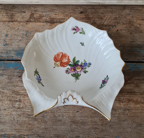Royal Copenhagen Light Saxon Flower clam shaped dish no. 1607