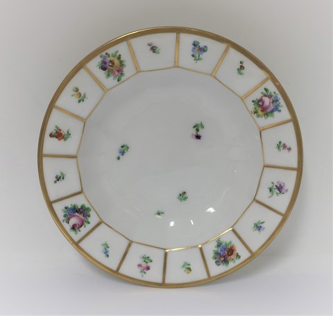 Royal Copenhagen. Henriette. Dyb dessert tallerken. Model 444-8547. Diameter 
21,5 cm. (1 sortering).
