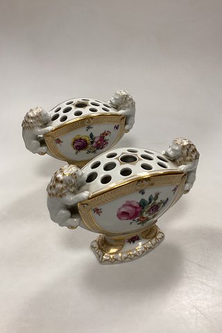 Par Royal Copenhagen Fuld Saksisk Blomst bouquetièrer / vaser med løvehoveder No 1571
