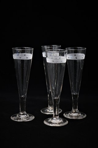 Fine, old mouth-blown champagne flute with fine decoration...
(3 pcs. in stock)