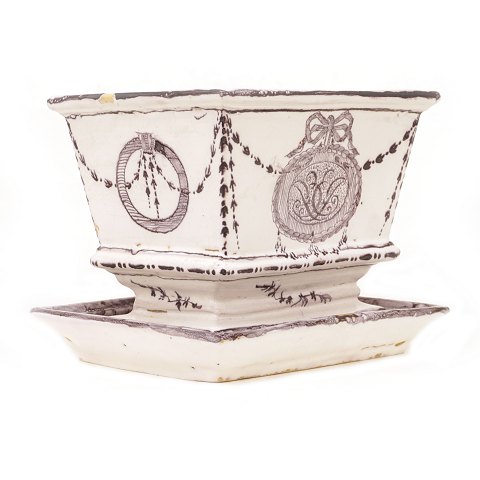 18th century Northgerman faience flowerpot cover. 
Circa 1770. H: 16cm. L: 21cm