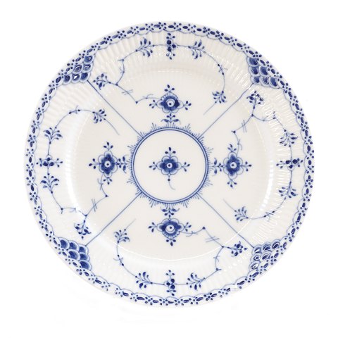 Royal Copenhagen blue fluted half lace plate #571. 
D: 25cm