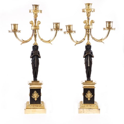 Et par store lueforgyldte empire bronzekandelabre, 
delvist sortpatinerede, til tre lys. Frankrig ca. 
år 1820. H: 51cm