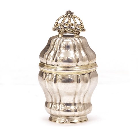 Partly gilt silver vianigrette by Martin Hinrich 
Petersen, Hadersleben, 1792-1809. H: 8cm. W: 
36,5gr