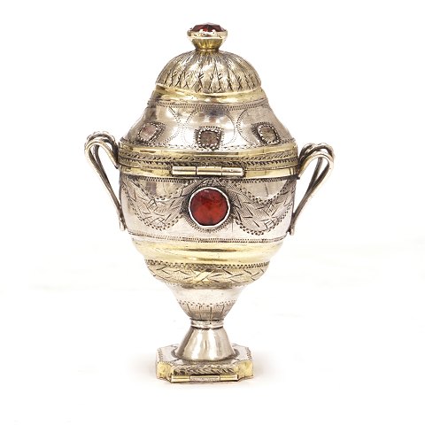 Hovedvandsæg i delvist forgyldt sølv med røde og 
hvide flusser. Martin Hinrich Petersen, Haderslev, 
1792-1809. H: 9,2cm