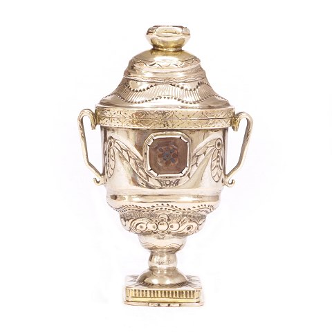 Partly gilt silver vinaigrette by A. Maler, 
Skærbæk, Denmark, 1797-1829. H: 8,3cm