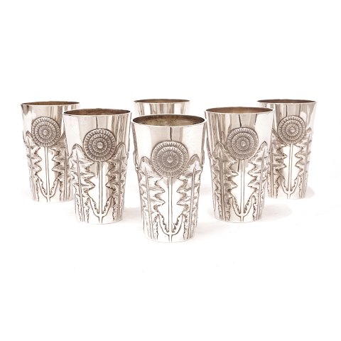 Set of six silver cocktail beakers in the style of 
N. G. Henriksen, Copenhagen, 1903. H: 10,5cm. W: 
614gr (6))