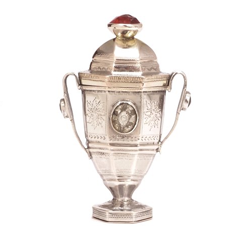 Silver viniagrette by Christian Hestorff, Højer, 
1810-22. H: 9,3cm. W: 58gr