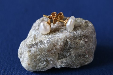 Earrings in 14 with pearls, discreet but elegant.SOLD