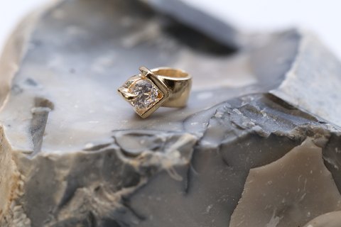 Vedhæng i 14 karat guld, med klar sten og tidløs design. Stemplet 585 JA