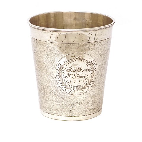 Large Baroque snake skin silver cup by Erik 
Andersen Winther, Aarhus, Denmark, 1691-1725. H: 
10,4cm. W: 156,6gr