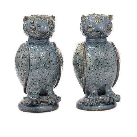 Pair of 2nd half of the 19th century bluedecorated 
stoneware Skotterup owls. Denmark circa 1880. H: 
24,5cm