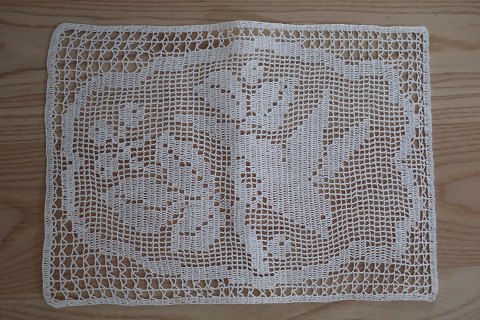 Old place mat with a motiv of a birdBeautiful place mat with crocket work, made by hand36cm x 26cmIn a very good condition