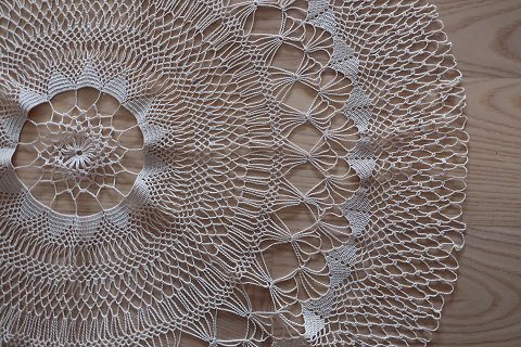 An old table centre /mat RoundMade by handDiameter: 70cmIn a very good condition