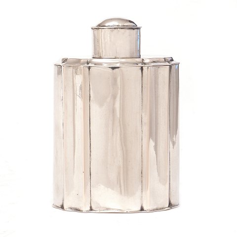 Danish Baroque silver tea caddy made by Christen 
Knudsen, Aalborg, 1746-61. H: 10,5cm