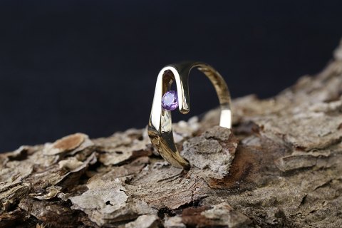 Damering i 8 karat guld, med lilla amatyst og elegant design. 
Størrelse. 58.