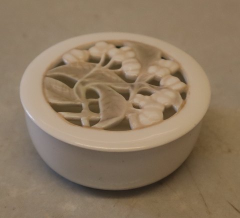 2145-1039 Kgl. Lille Art Nouveau lågskål 5.7 cm 702 med blomster i relief 6 cm   Kongelig Dansk porcelæn