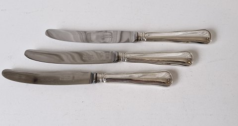 Double serrated dessert knife in silver and steel 17.5 cm.