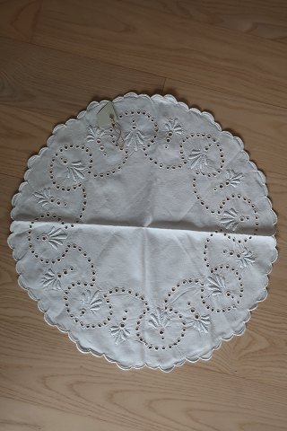 Old table clothWith embroidery in white- made by handDiam: 52cmIn a good condition