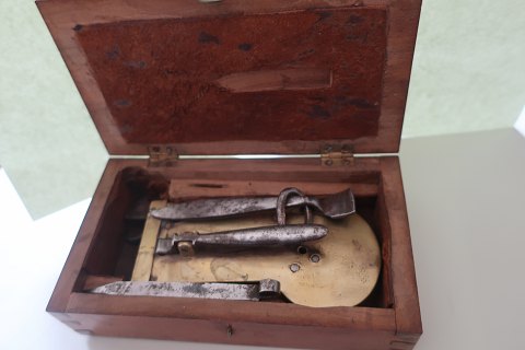 Udstyr til Åreladning (Venesection)
Komplet og med ekstra kniv
I original æske - se det smukke snedker-håndværk
Udstyret er bl.a. i smuk messing.
Åreladning er en type medicinsk sygdomsbehandling, som blev brugt helt tilbage 
i oldtiden.