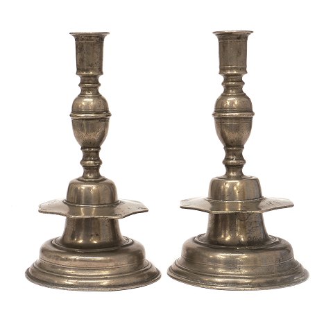 Pair of bell shaped early Baroque pewter candle 
sticks. Northern Germany circa 1665. Dated 1692. 
H: 23cm. Base D: 13,5cm
