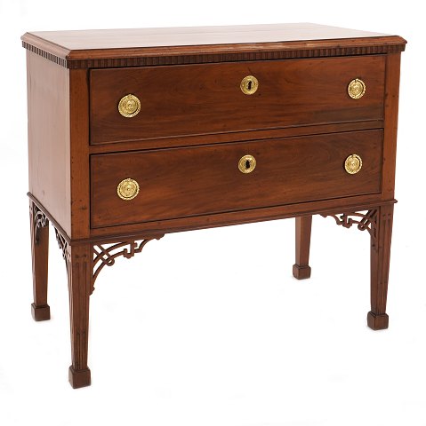 Northgerman Louis XVI mahogany commode. 
Manufactured in Altona circa 1780. H: 77cm. Top: 
82x46cm