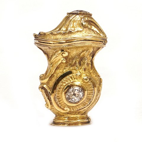 Kraftigt forgyldt rokoko hovedvandsæg med flusser. 
Sands. Gerhard Hass, København, 1745-90. H: 6,2cm. 
V: 40,5gr