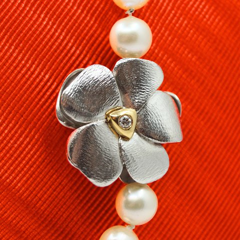 Ole Lynggaard, Charlotte Lynggaard; Blomsterlås af 14 kt. hvidguld og guld med 
brillant