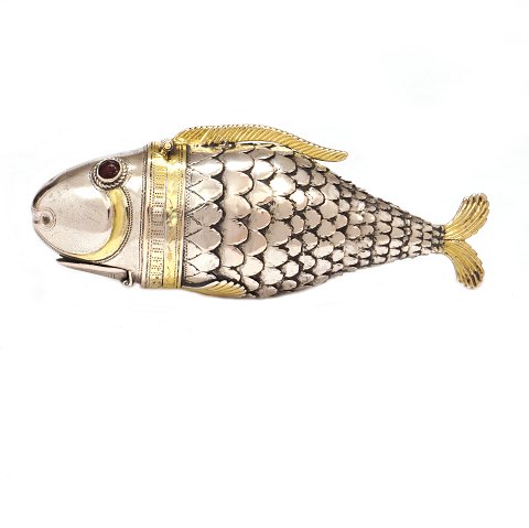 Large silver vinaigrette in the shape of a fish by 
Paul Hansen, 1785-1830, Tønder, Denmark. L: 11cm. 
W: 69,6gr