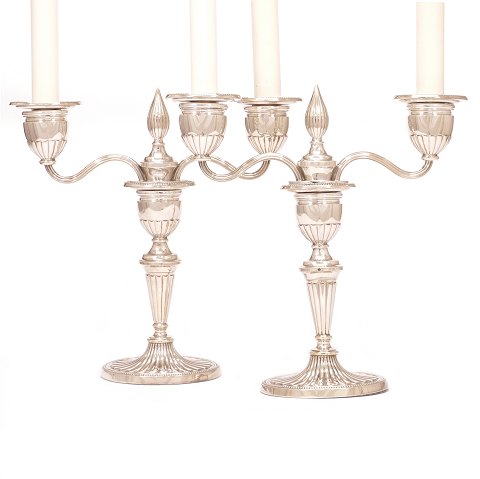 Pair of sterlingsilver candelabra by Svend 
Toxværd, Copenhagen, for one or two candles. H: 
25cm