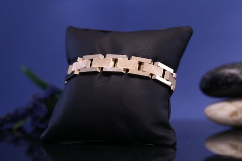 Block gold bracelet with 3 rows and engravings, in 14 carat gold. Stamped OFP 585.