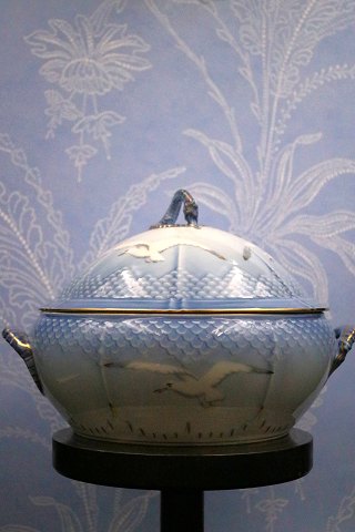 Bing & Grondahl lidded tureen with handle in seagull dinner set 
with gold rim.  
B&G#512...