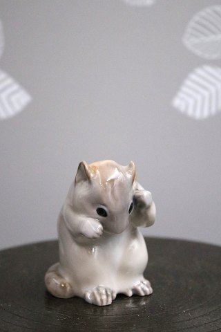 Sjælden Royal Copenhagen porcelæns figur af lille hassel mus / gnaver.
RC#2644...