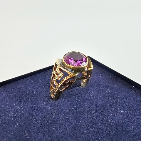 Guldring med lilla stenStr 57/58