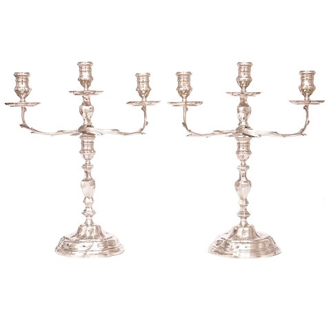 Pair of sterlingsilver Rococostyle candelabra by 
A. Michelsen, Copenhagen, 1951. H: 35,5cm. W: 
2.053gr