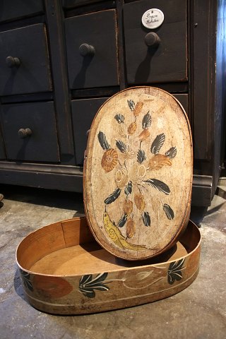 Antique, Swedish 19th century oval wooden box with fine original painting with 
motifs of flowers and a small bird...