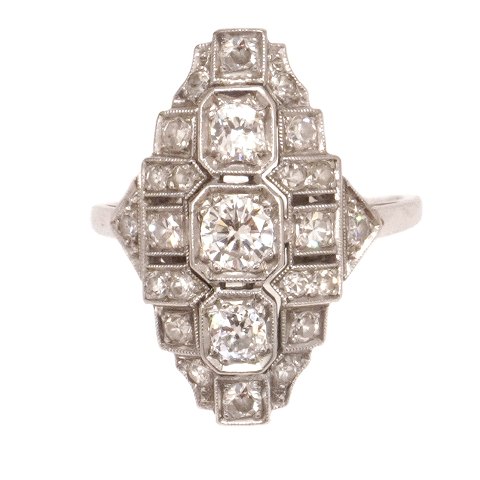 Art Deco platin ring fra ca. år 1910-20 prydet med 
25 diamanter i størrelserne ca. 0,03-0,25ct. Ialt 
ca. 1,15ct. Ringstørrelse 53