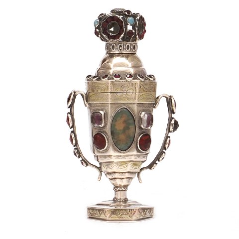 Hovedvandsæg af sølv af Poul Hansen, Tønder. H: 
12,5cm