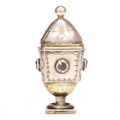 Hovedvandsæg, firkantet, i delvist forgyldt sølv 
af Johan Adolf Müller, Haderslev, ca. år 1825. H: 
8,7cm