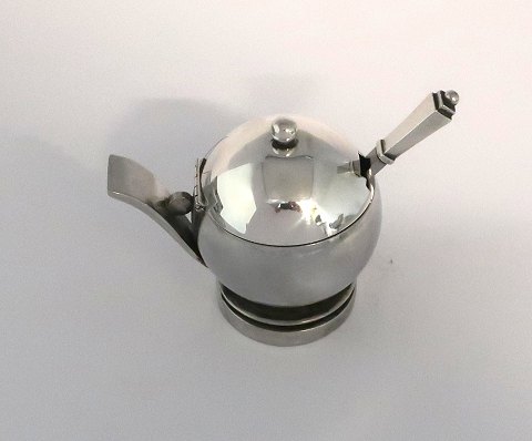 Georg Jensen. Pyramid. Sterling (925). Mustard jar with green enamel interior 
and spoon. Model 632. Height 6 cm. Produced 1933 - 1945.