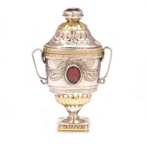 Hovedvandsæg i sølv udført af Martin Petersen 
Hommelhoff, Tønder, 1796-1827. H: 8,2cm