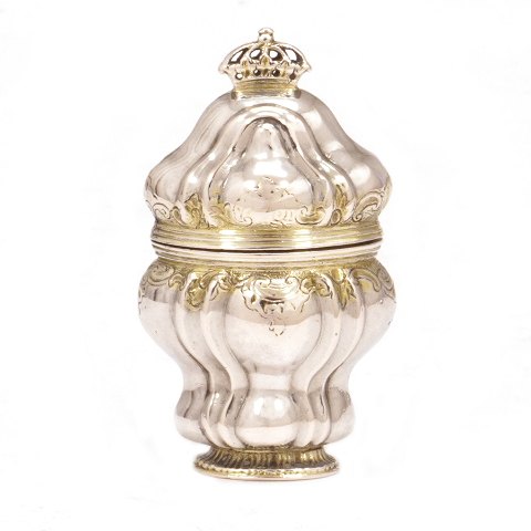 Hovedvandsæg i sølv. Utydeligt stemplet. H: 6,8cm