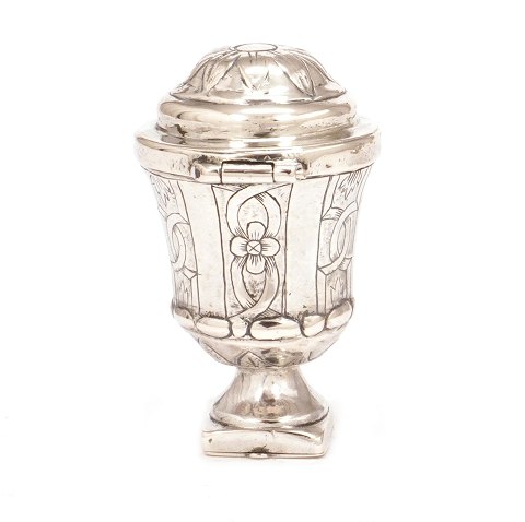 Hovedvandsæg i sølv udført af Sivert 
Thorsteinsson, København, 1742-99. H: 5,7cm