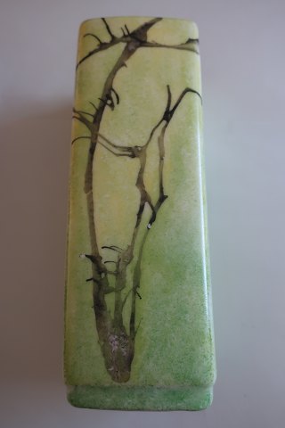 Vase af porcelæn
Håndmalet
L: 15cm
Flot stand