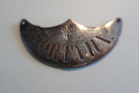 Flaskeskilt
"Portvin"
L: 6cm
B: ca. 3cm
God stand