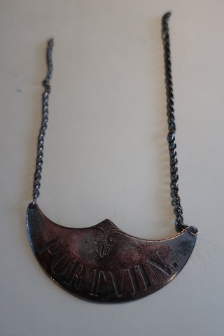 Batge for the winebottle
"Portvin" (=Portwine)
L: 6cm
W: about 3cm
In a good condition
